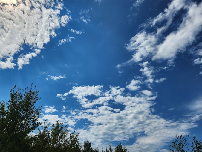 A picture of a blue sky with clouds.